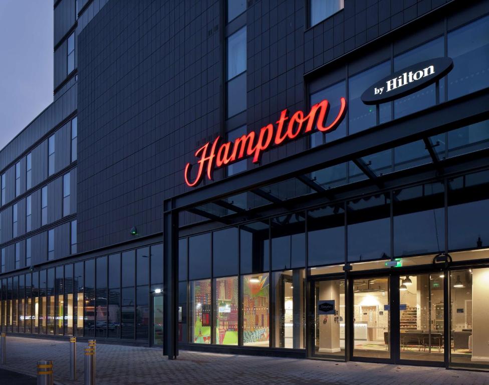 利兹Hampton By Hilton Leeds City Centre的建筑物一侧的标志