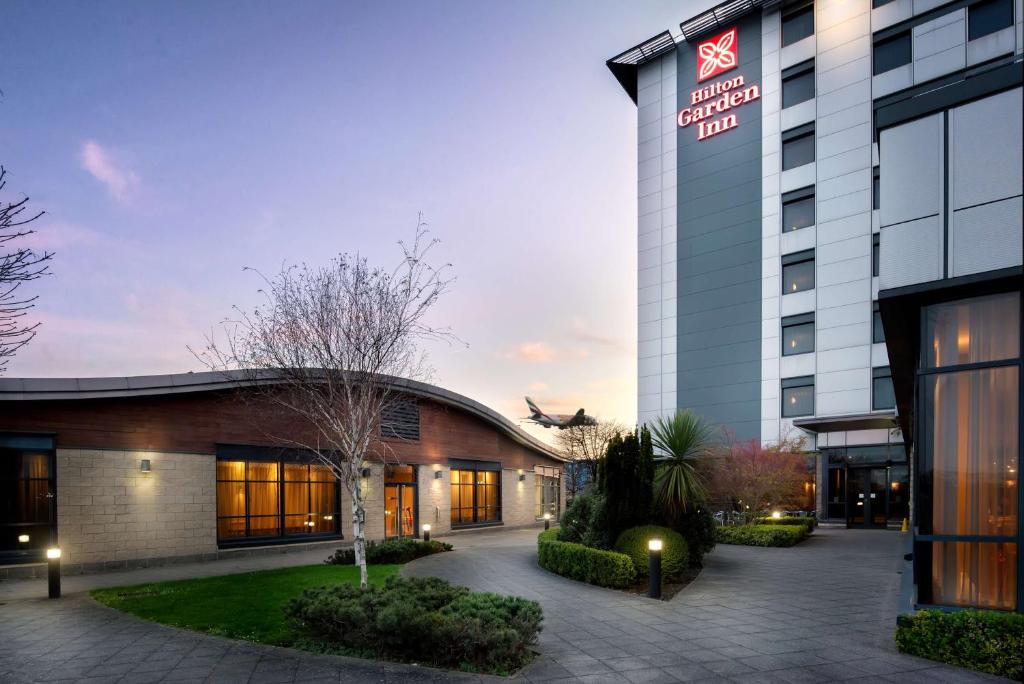 希灵登Hilton Garden Inn London Heathrow Airport的酒店前方的 ⁇ 染