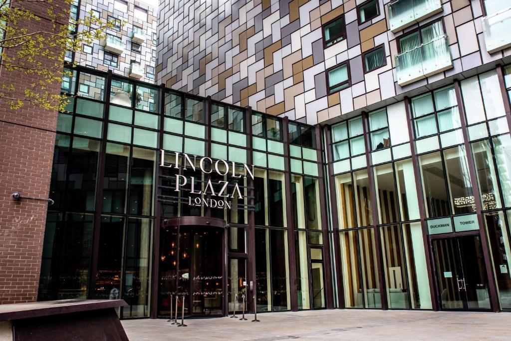 伦敦Lincoln Plaza Hotel London, Curio Collection By Hilton的前面有标志的建筑