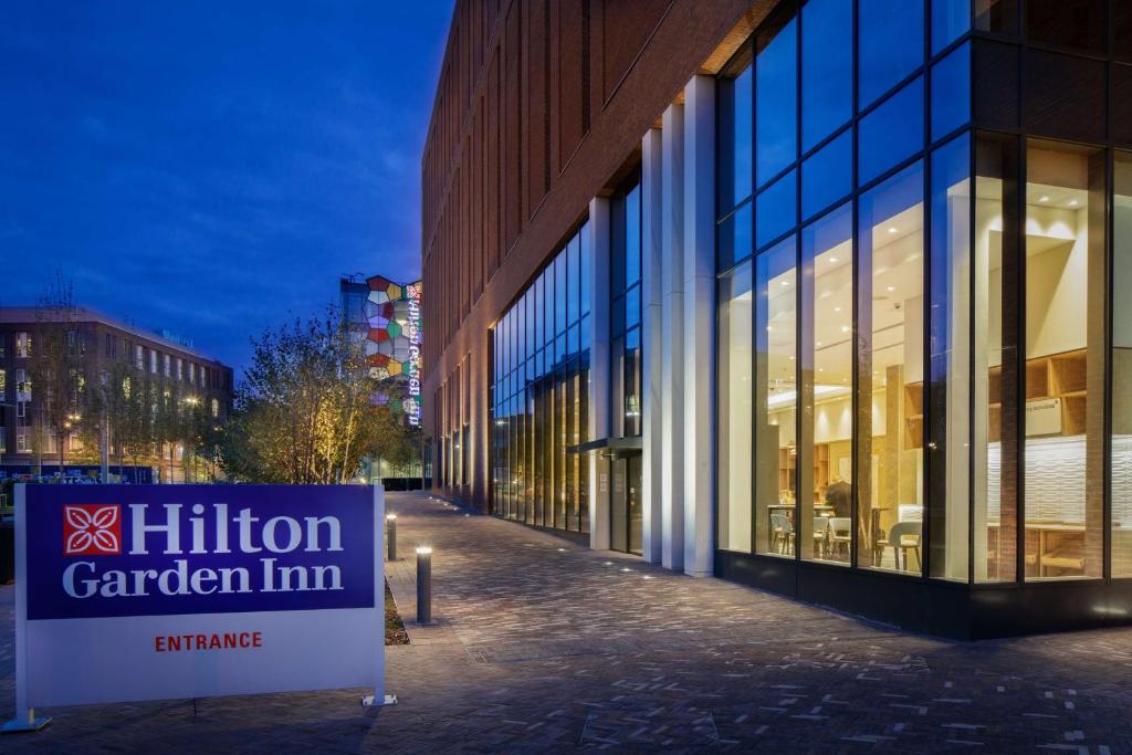 特伦特河畔斯托克Hilton Garden Inn Stoke On Trent的前面有100万个花园旅馆标志的建筑