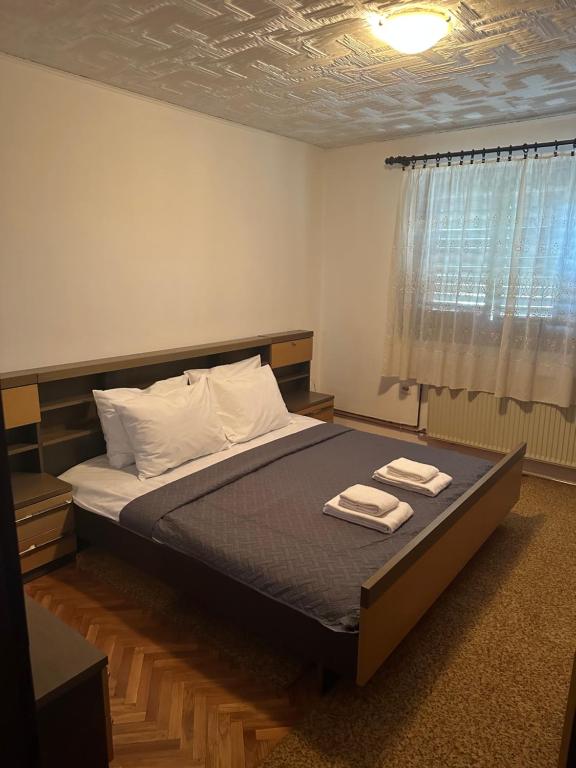PožegaApartment Bella 2的一间卧室配有一张床,上面有两条毛巾