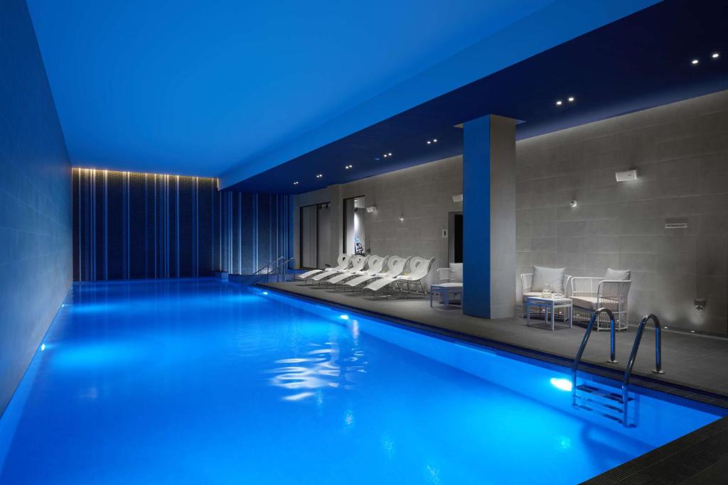 伦敦伦敦河畔希尔顿酒店的酒店内有一个蓝色灯光游泳池