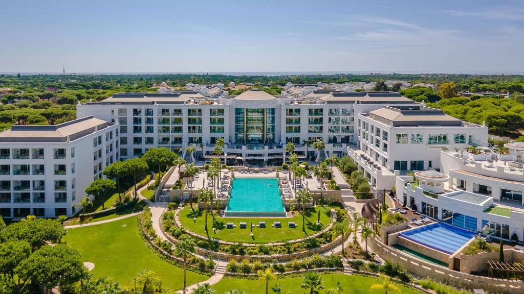 金塔湖康拉德阿尔加维酒店的享有带游泳池的大型建筑的空中景致