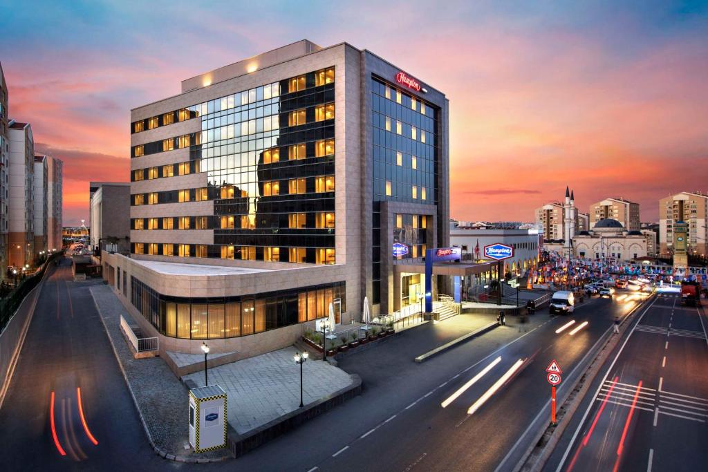 伊斯坦布尔卡亚什尔希尔顿欢朋酒店的一条城市街道上的建筑物,街道繁忙