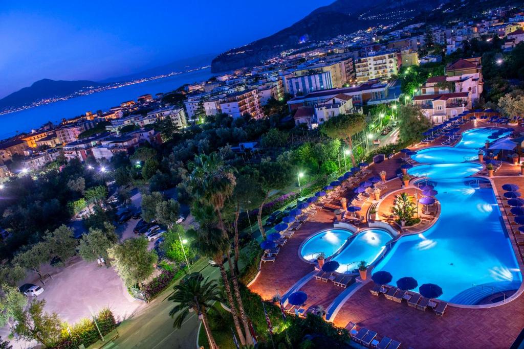 索伦托希尔顿索伦托皇宫酒店的享有带游泳池的度假村的空中景致