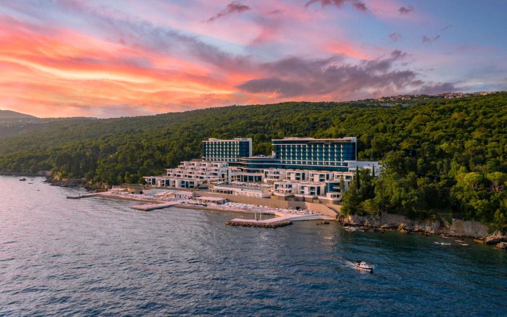 里耶卡Hilton Rijeka Costabella Beach Resort And Spa的水体上度假村的空中景观