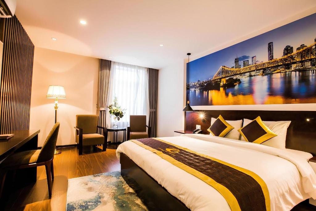 海防Tuong Vi 2的配有一张床和一张书桌的酒店客房