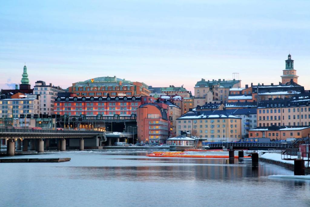 斯德哥尔摩斯德哥尔摩斯拉森希尔顿酒店的享有河流和建筑的城市美景