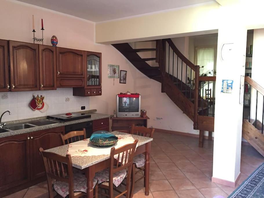 圣维托Domu Santu Idu的厨房设有餐桌和楼梯。