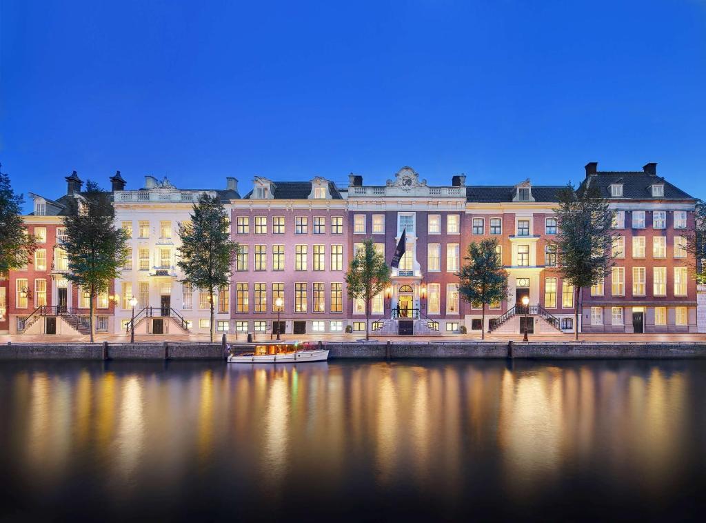 阿姆斯特丹阿姆斯特丹华尔道夫酒店的靠近水体的大建筑