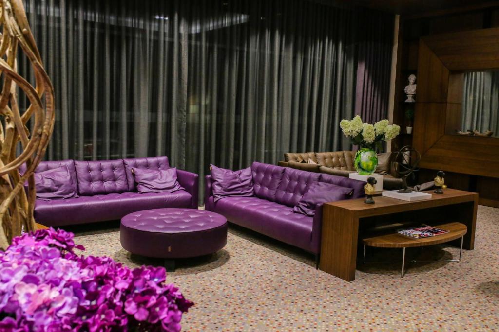 埃斯基谢希尔埃斯基谢希尔希尔顿花园酒店的客厅配有紫色家具和紫色鲜花