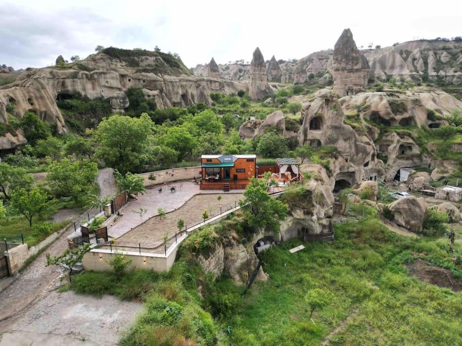 格雷梅Cappatiny House的享有高山空中美景,设有火车