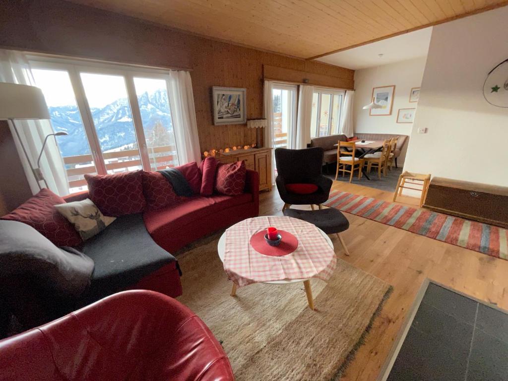 SarnLescha C2C的客厅配有沙发和桌子