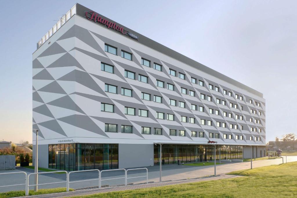 BaliceHampton by Hilton Krakow Airport的酒店大楼的 ⁇ 染