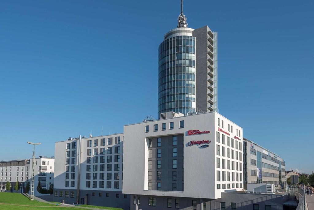 慕尼黑Hampton By Hilton Munich City West的一座高大的建筑,上面有一座塔