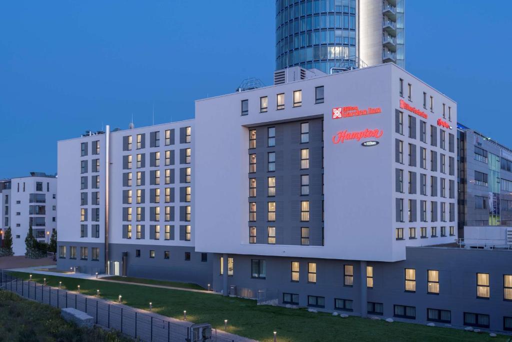 慕尼黑Hilton Garden Inn Munich City West的建筑的侧面有广告牌