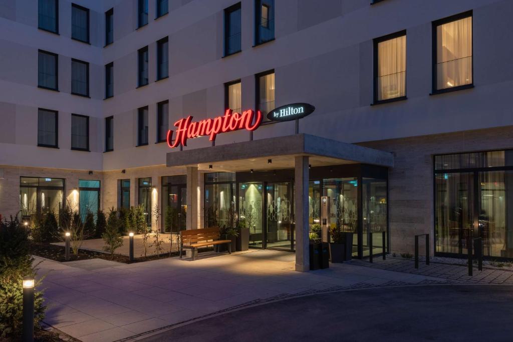 慕尼黑Hampton By Hilton Munich City North的前面有标志的建筑