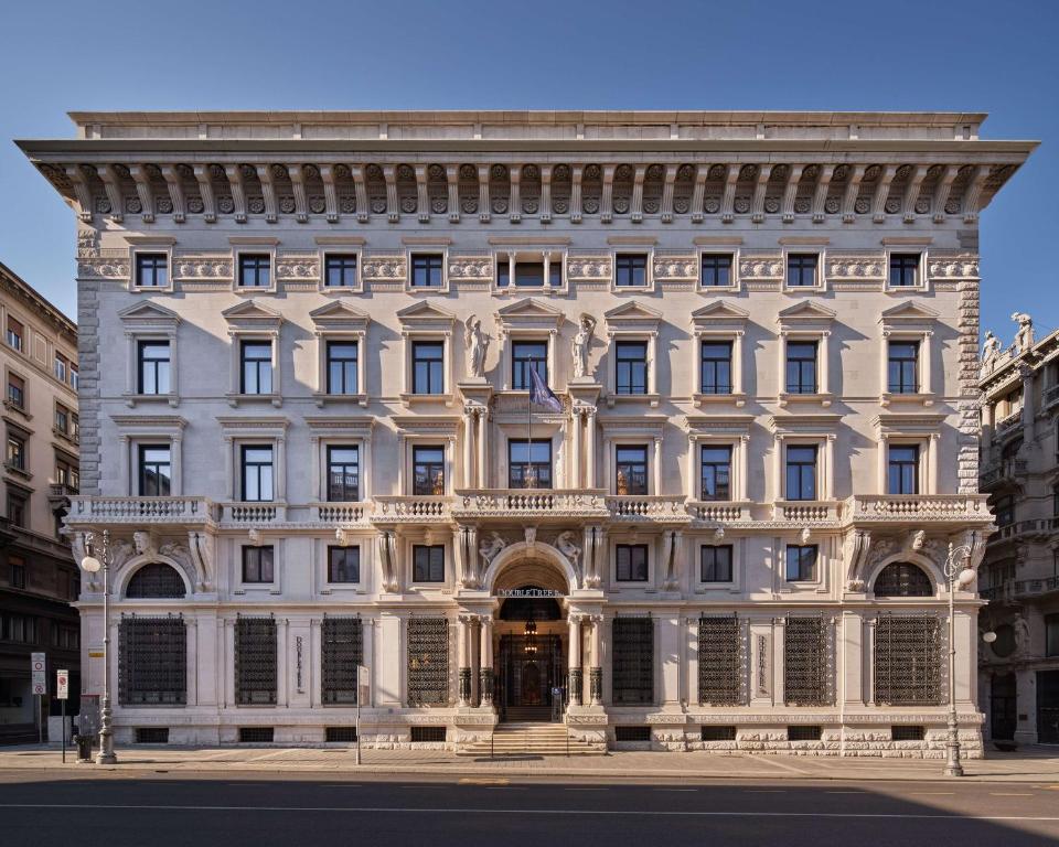 的里雅斯特DoubleTree By Hilton Trieste的一条城市街道上的白色大建筑