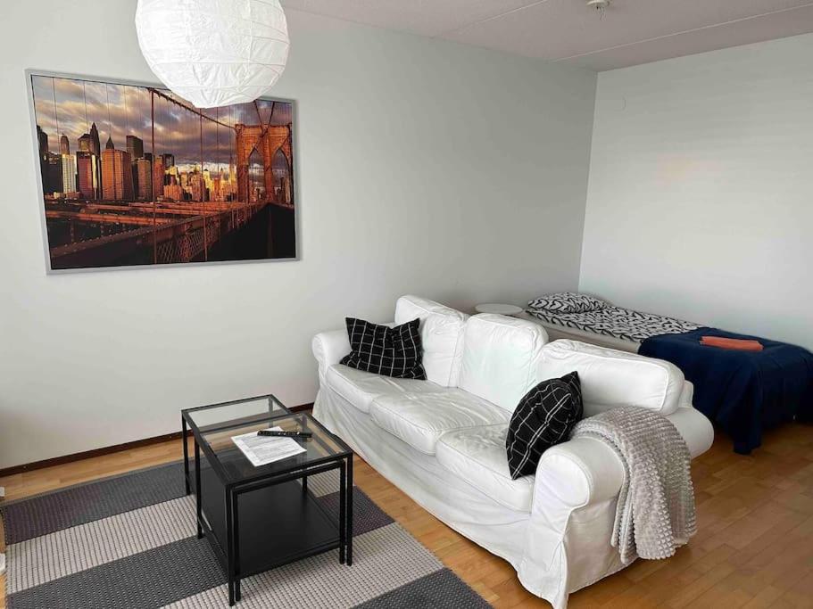 托尔尼奥Tornio Sauna appartment 2BR的客厅配有白色的沙发和桌子