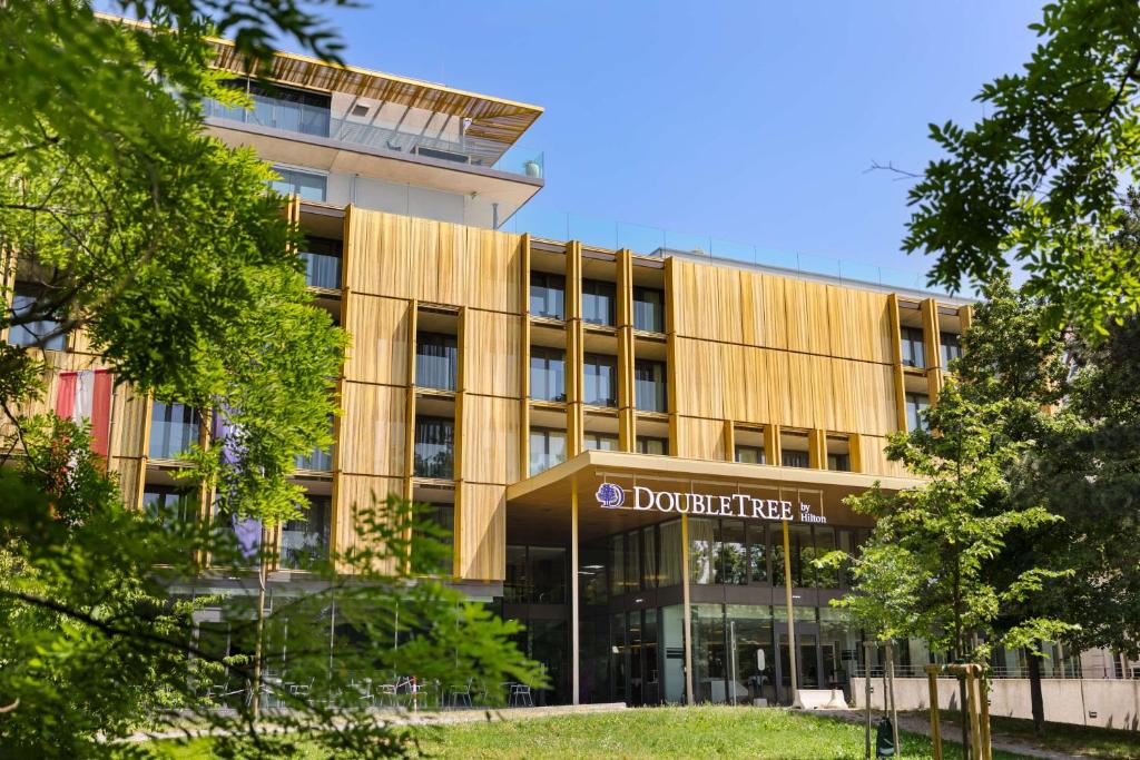 维也纳Doubletree by Hilton Vienna Schonbrunn的德勒姆大学建筑的外部景观