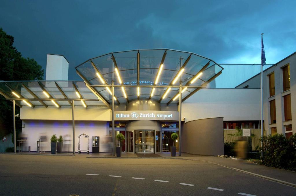 欧普菲康希尔顿苏黎世机场酒店的医院的夜景与建筑