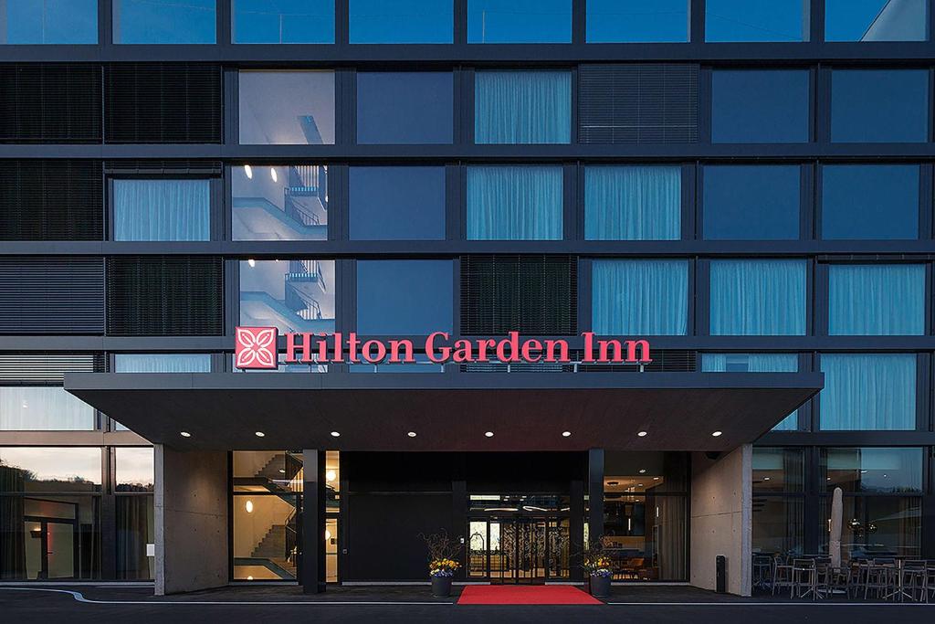 斯普赖滕巴赫Hilton Garden Inn Zurich Limmattal的一座建筑,上面标有读 ⁇ 园旅馆