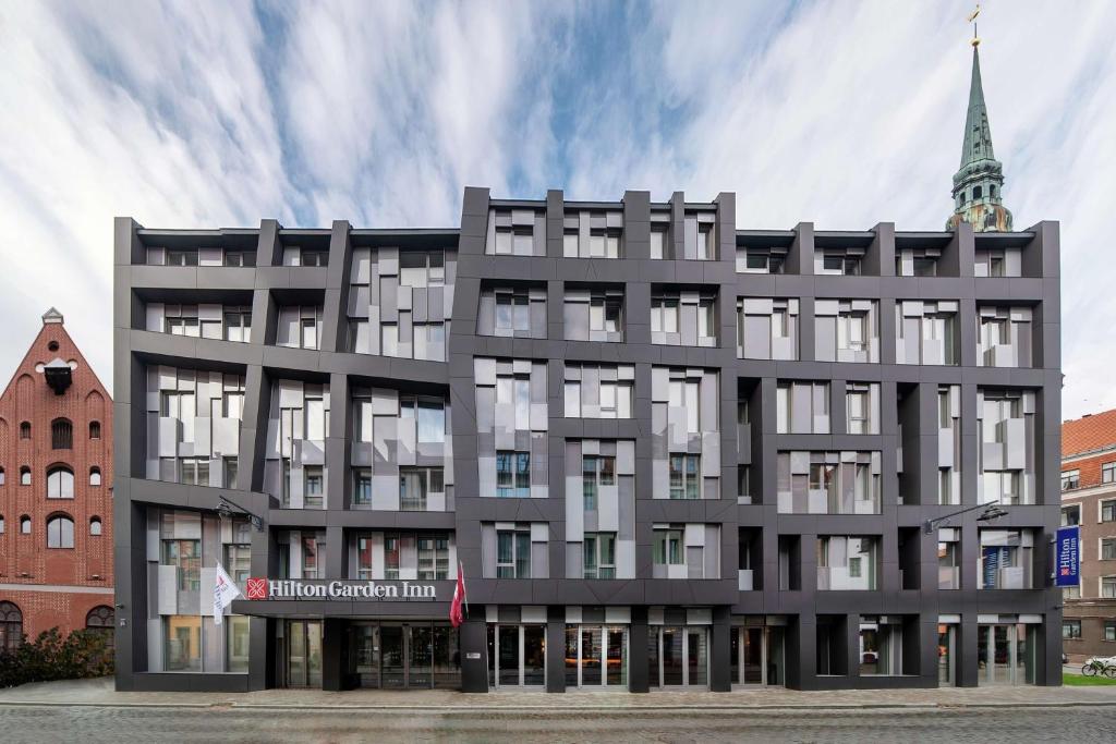 里加Hilton Garden Inn Riga Old Town的建筑的 ⁇ 形