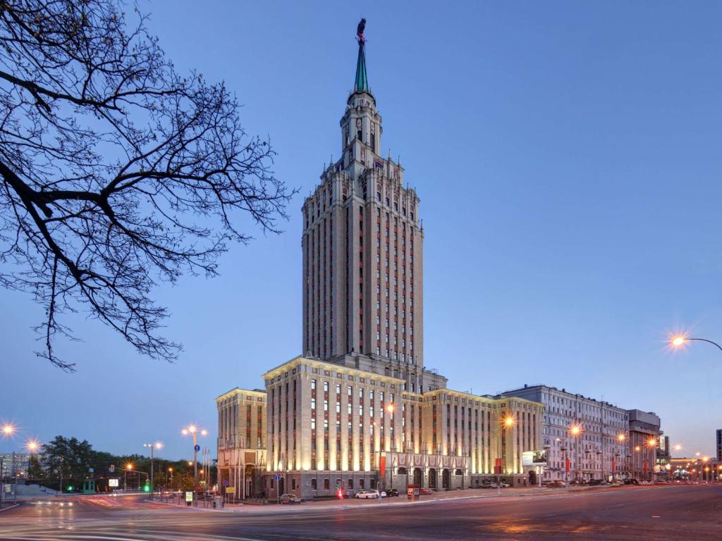 莫斯科莫斯科列宁格勒希尔顿酒店的一座大型建筑,上面有一座塔