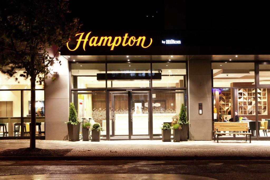 柏林Hampton By Hilton Berlin City East Side Gallery的前面有标牌的商店