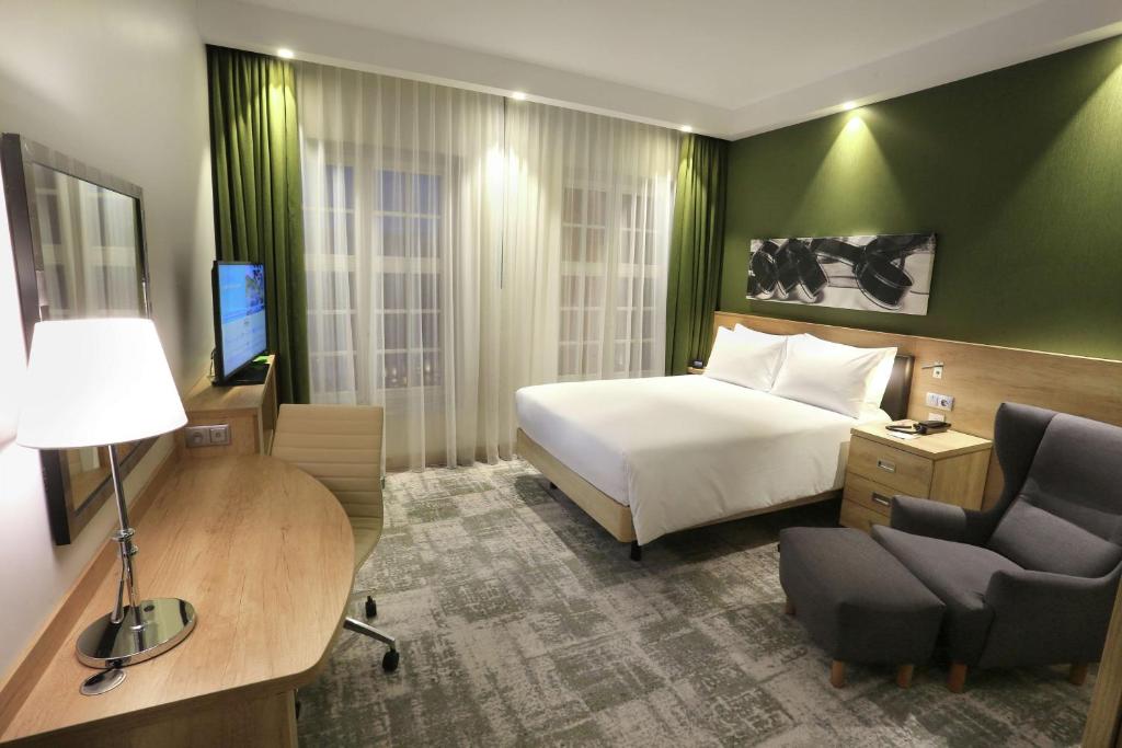 格但斯克格但斯克老城希尔顿汉普顿酒店的酒店客房配有一张床、一张桌子和一把椅子。