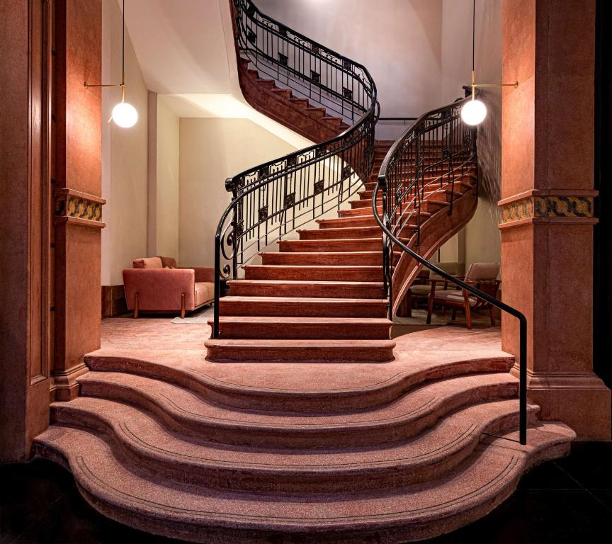 墨西哥城Umbral, Curio Collection By Hilton的楼里一个螺旋楼梯,有地毯