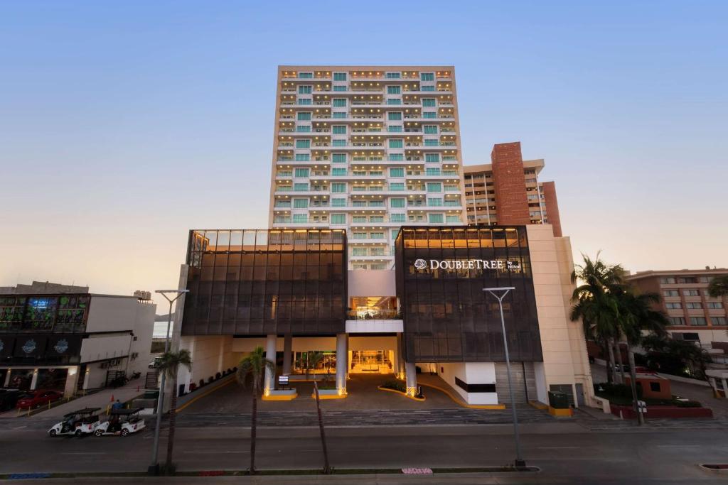马萨特兰DoubleTree by Hilton Mazatlan, SIN的城市中心高楼