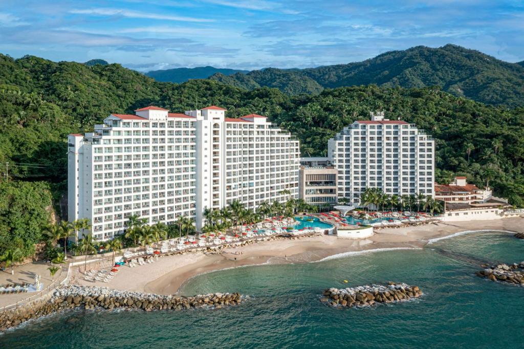 巴亚尔塔港Hilton Vallarta Riviera All-Inclusive Resort,Puerto Vallarta的享有度假胜地和海滩的空中景致