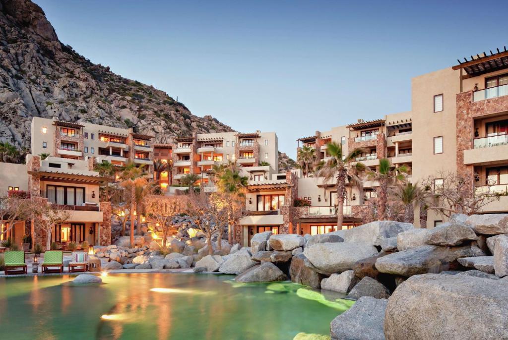 卡波圣卢卡斯Waldorf Astoria Los Cabos Pedregal的城市中一条有建筑物的河流