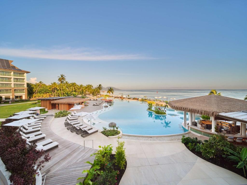 帕皮提Hilton Hotel Tahiti的享有度假胜地的空中景致,设有游泳池和海洋