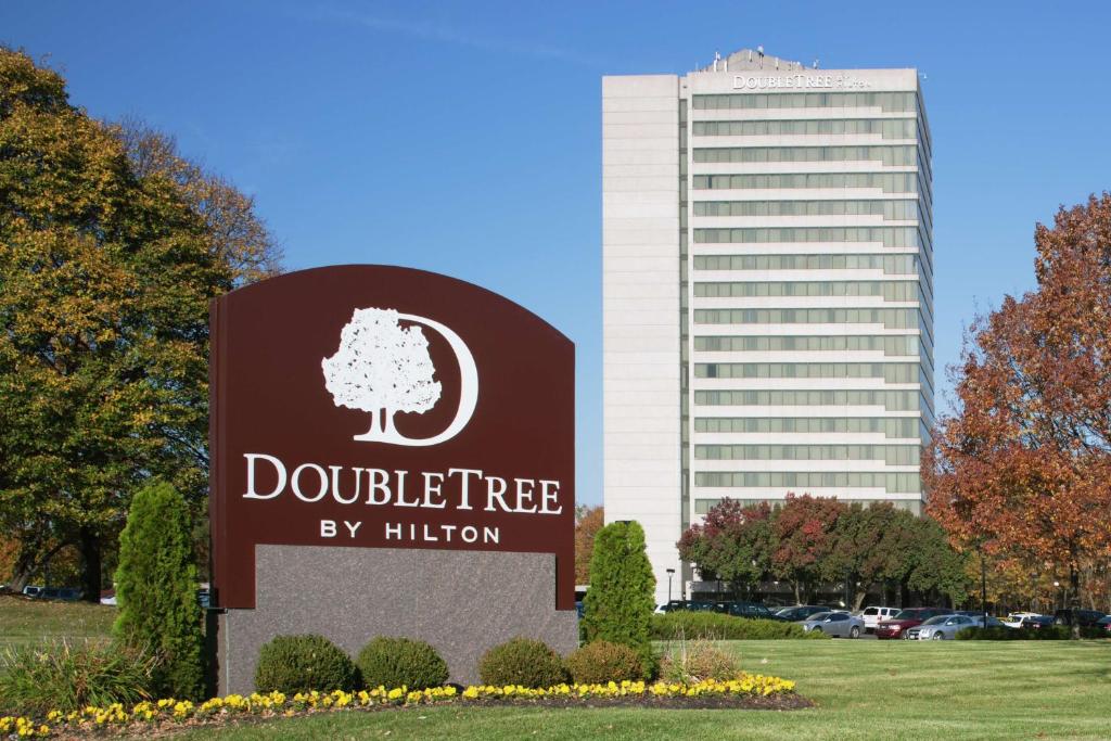 欧弗兰帕克DoubleTree by Hilton Kansas City - Overland Park的建筑前的标志