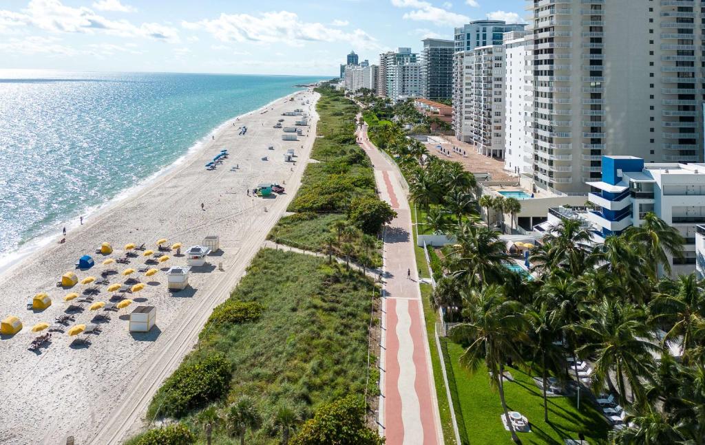 迈阿密海滩Hilton Cabana Miami Beach Resort的享有棕榈树和建筑海滩的空中景致