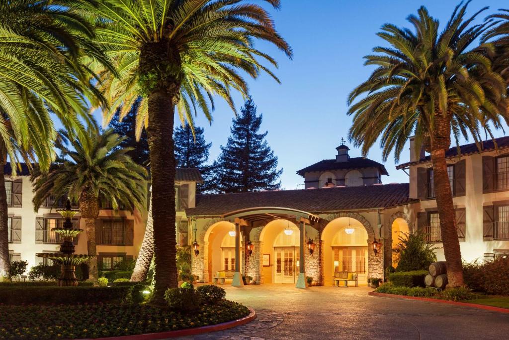 纳帕Embassy Suites by Hilton Napa Valley的一座棕榈树建筑