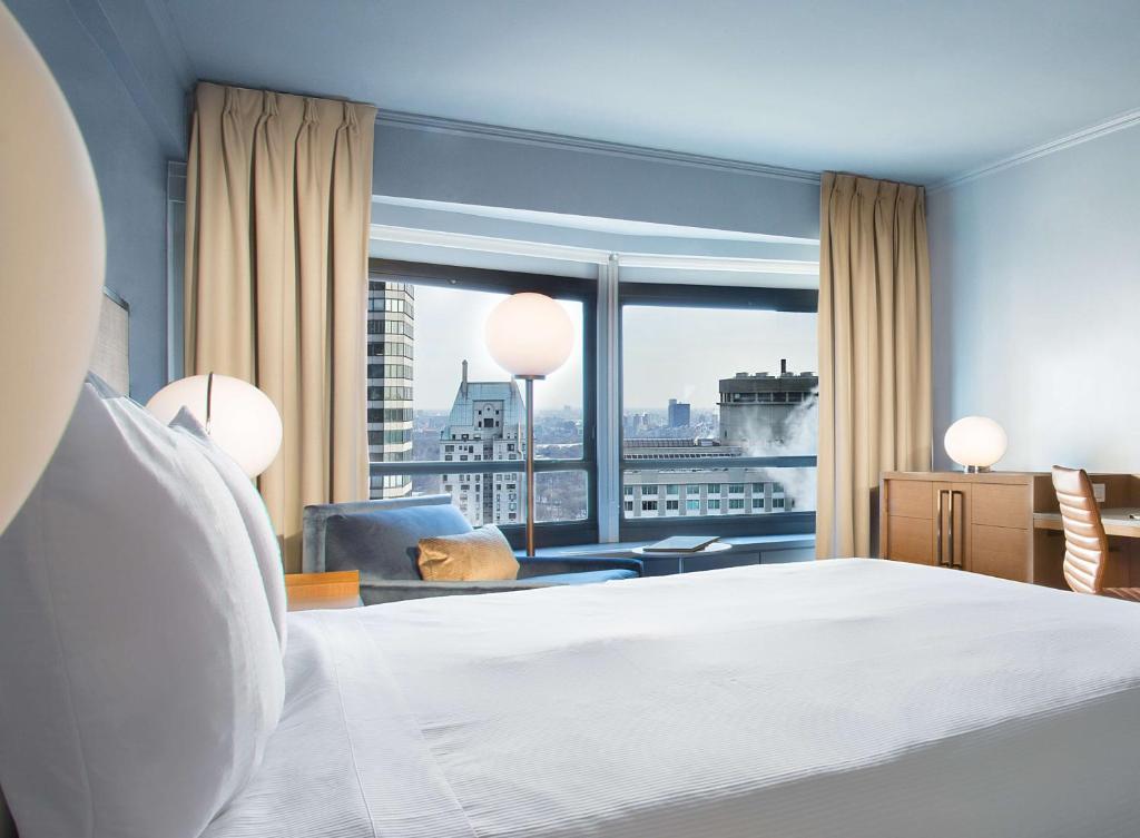 纽约纽约城中央希尔顿酒店的一间卧室设有一张床和一个大窗户