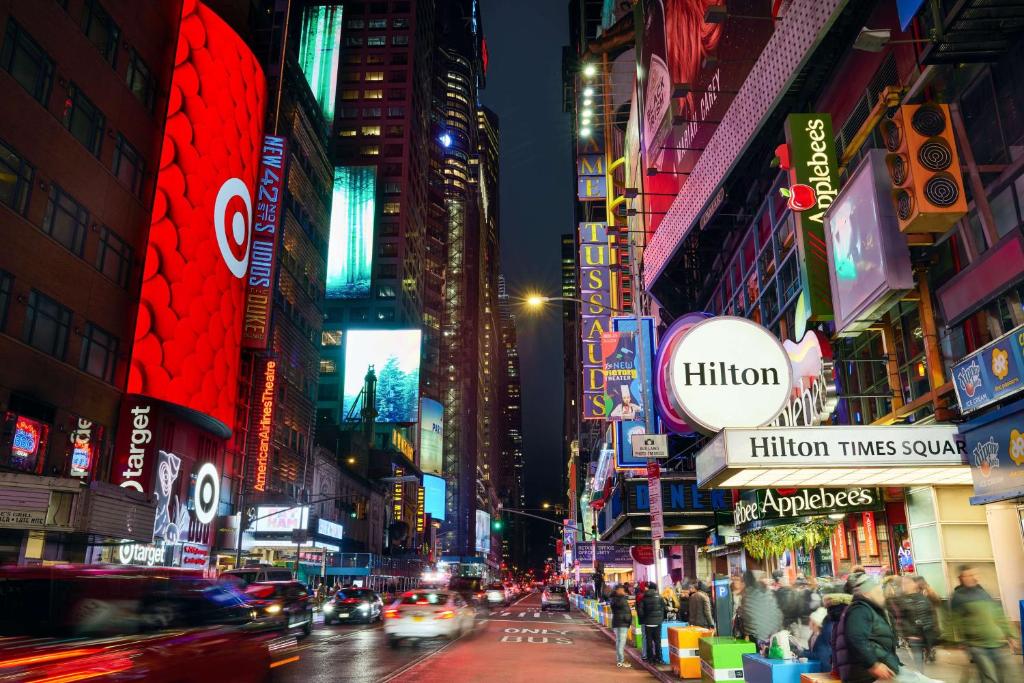 纽约Hilton New York Times Square的繁忙的城市街道,晚上有汽车和建筑