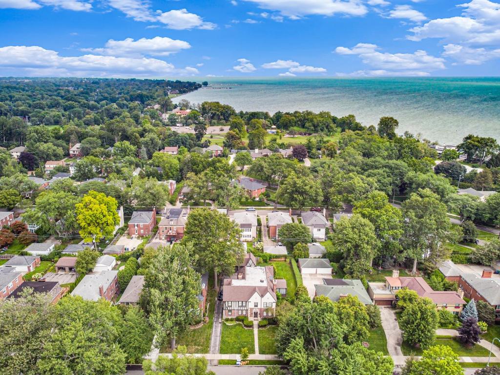 Grosse Pointe ParkMansion with Pub in Basement的住宅区住宅和海洋的空中景观