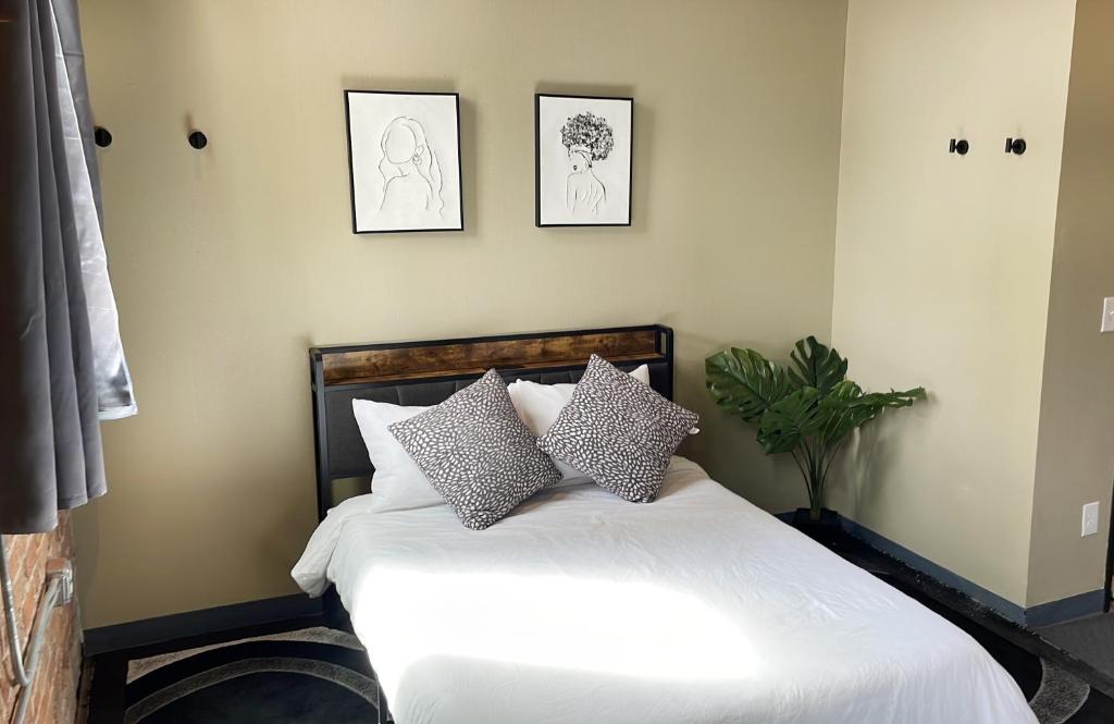 埃尔帕索Boxstel - Modern Stay Hotel Downtown El Paso的一间卧室配有带白色床单和枕头的床。