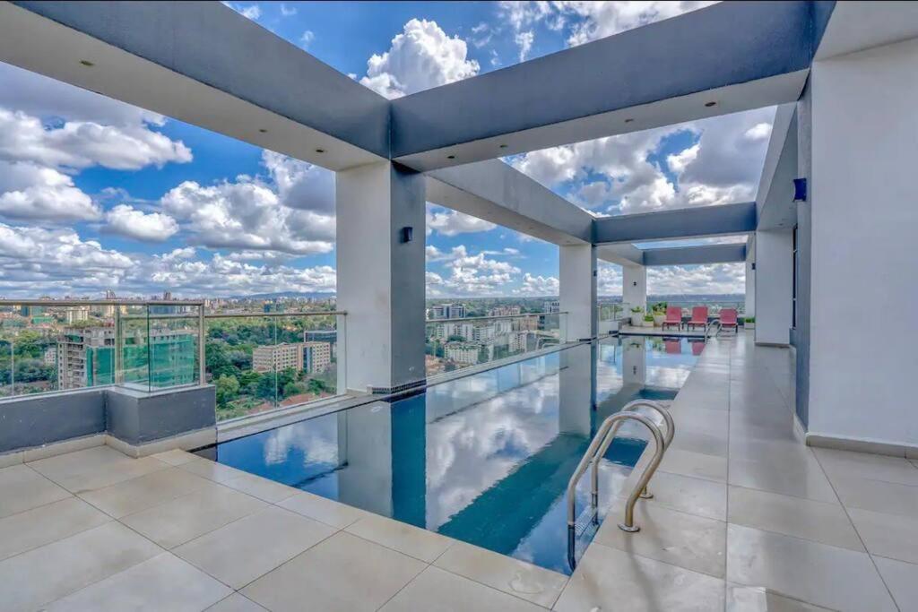 内罗毕Modern home in Nairobi Escada的一座享有城市美景的游泳池