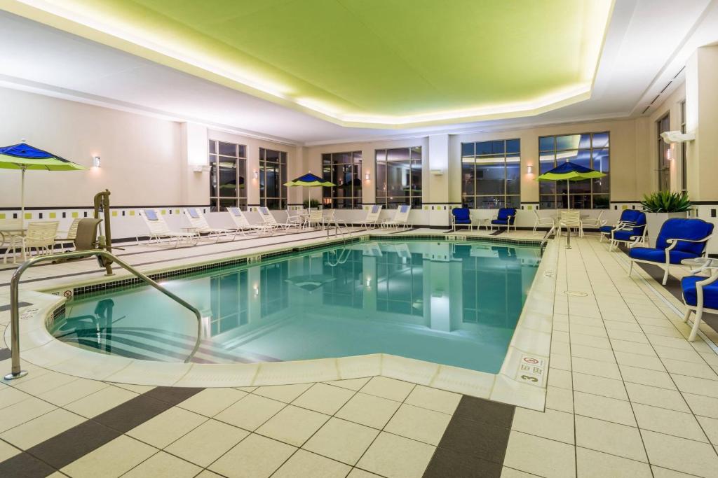 奇克托瓦加费尔菲尔德套房酒店 - 布法罗机场的游泳池位于酒店客房内,配有桌椅