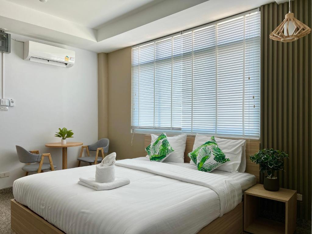 Ban Nong BuaThe Nine Place แจ้งสนิท的卧室配有一张大白色床和窗户