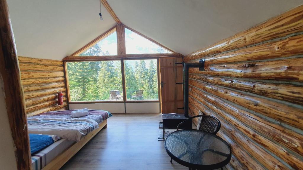 梅斯蒂亚Echoes of the mountains的小木屋内的卧室,配有床和窗户