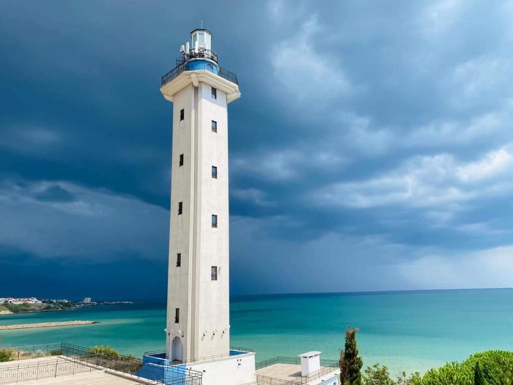 阿赫洛伊Marina Cape Sea View的一座以海洋为背景的灯塔