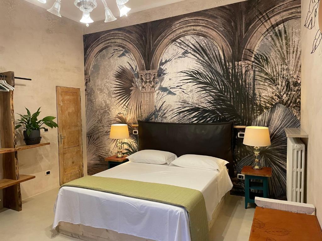 布雷西亚Casa Citta的一间卧室配有床和壁画