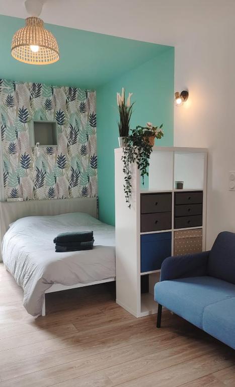 布雷斯特Studio calme et discret的一间卧室设有一张床和蓝色的墙壁