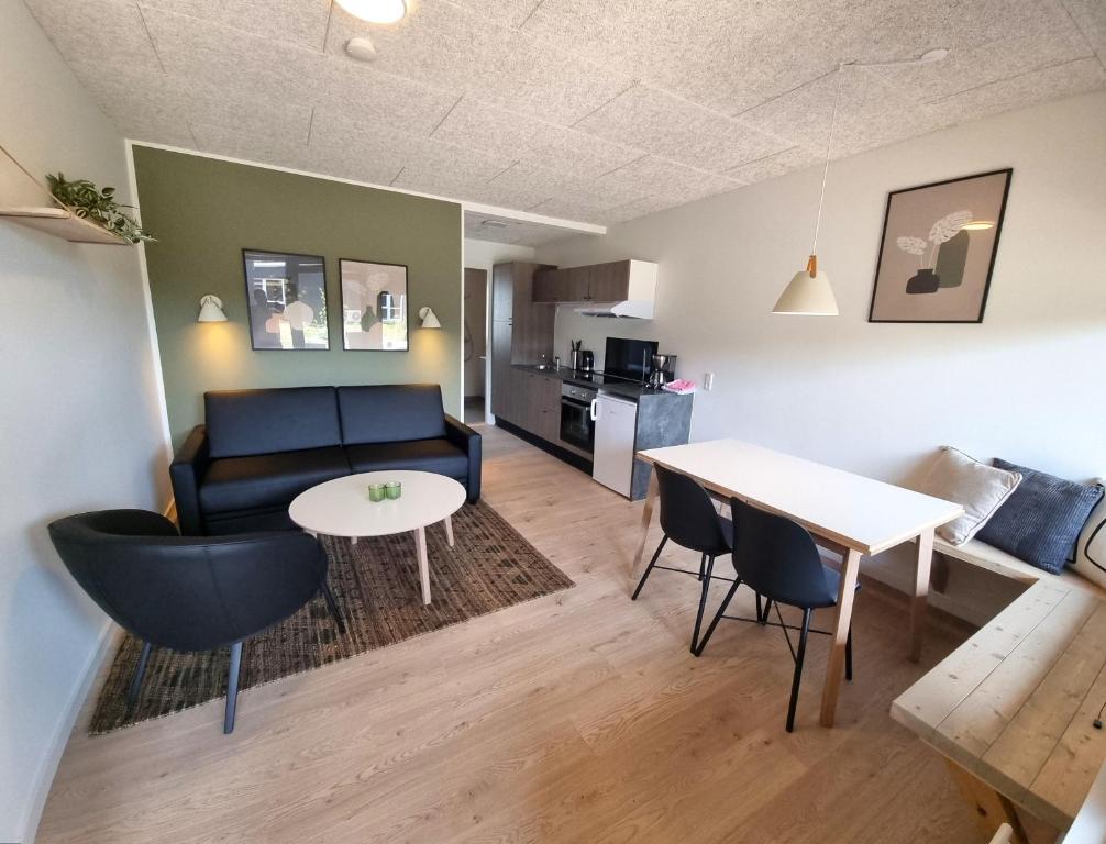兰讷斯Randers City Camp的客厅配有沙发和桌子